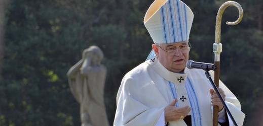 Kardinál Dominik Duka sloužil za zavražděného faráře mši.