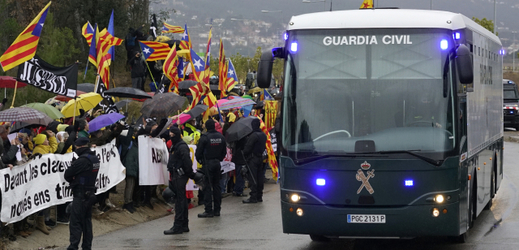 Cestu autobusu s politiky zatarasili protestující, ale brzy je rozehnala policie.
