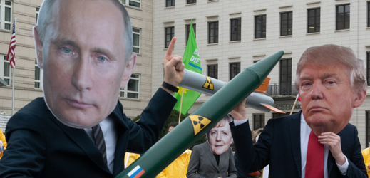 V Berlíně se protestuje proti odstoupení od smlouvy s Ruskem o likvidaci raket středního a krátkého doletu.