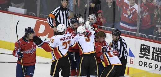 Útočník Dmitrij Jaškin pomohl v pátečním utkání NHL druhým gólem v sezoně k výhře Washingtonu 4:3 nad Calgary.