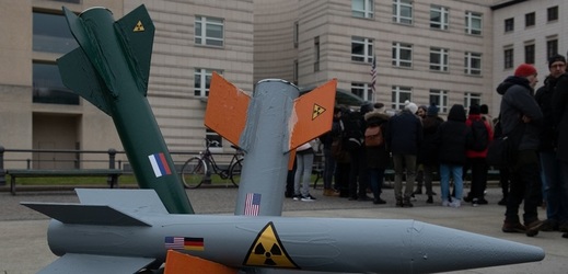 Protestní akce v Berlíně proti americkému odstoupení od paktu o likvidaci raket středního a krátkého doletu.