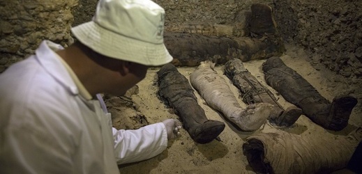 Některé mumie jsou pohřbeny v písku či položeny na podlaze hrobky.