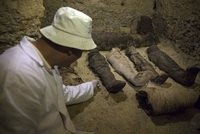 Některé mumie jsou pohřbeny v písku či položeny na podlaze hrobky.