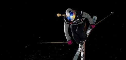 Francouzská akrobatická lyžařka Tess Ledeuxová.
