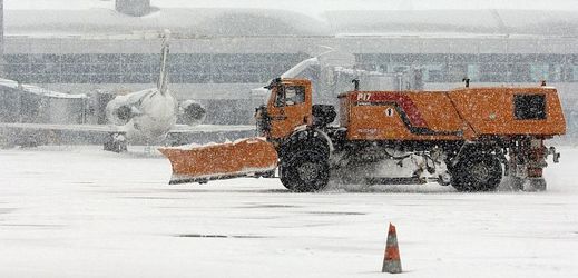 Letiště Václava Havla je v provozu i při sněžení, ale kvůli odklízení sněhu nabraly některé lety zpoždění.