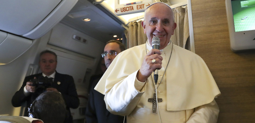 Papež měl na palubě letadla proslov.