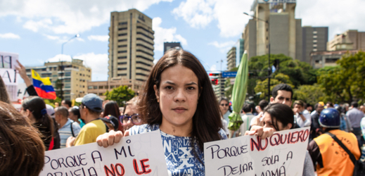 Členka opoziční demonstrace v Caracasu. 
