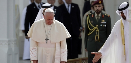Papež František na oficiální návštěvě v Abú Zabí. 