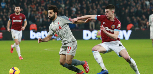Mohamed Salah (vlevo) z Liverpoolu se snaží utéct Declanu Riceovi.