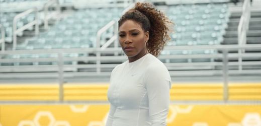 Serena Williamsová kompletně v bílém opět motivovala ženy. 