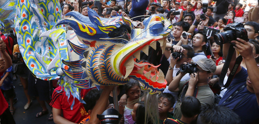 Tanečníci pod maskou draka oslavují Nový lunární rok také na Filipínách.