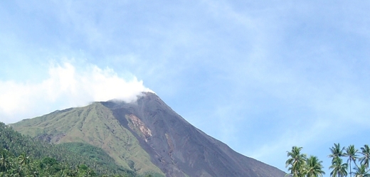 Indonéská sopka Karangetang.