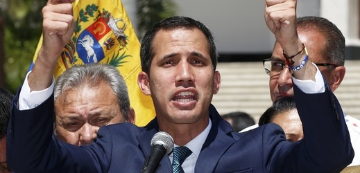Juana Guaidóa uznaly dočasným prezidentem Venezuely už čtyři desítky zemí.