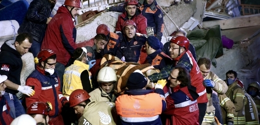 V troskách budovy v Istanbulu objevili záchranáři další mrtvé tělo.