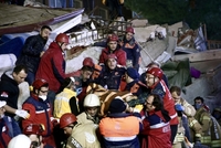 V troskách budovy v Istanbulu objevili záchranáři další mrtvé tělo.