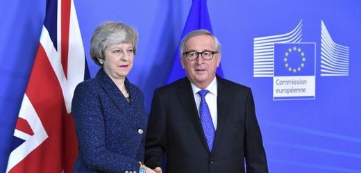 Britská premiérka Theresa Mayová a předseda Evropské komise Jean-Claude Juncker.