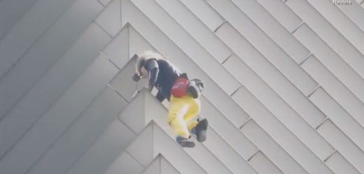 Francouzský Spiderman leze po budovách bez jištění.