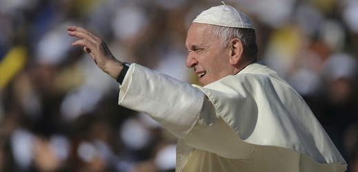 Papež František by se mohl ujmout role arbitra.