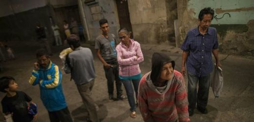 Venezuelané čekající na dodávky jídla.