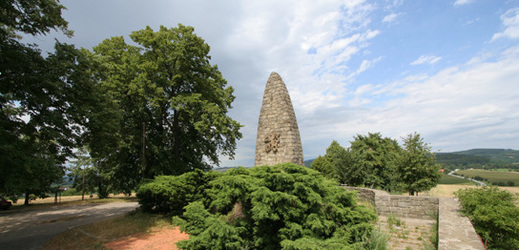 Památník na vrcholu Helštýn.