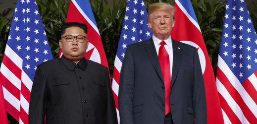 Americký prezident Donald Trump (vpravo) a severokorejský vůdce Kim Čong-un při prvním setkání v Singapuru.