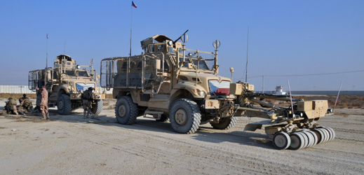 Čeští vojáci na základně v afghánském Bagrámu pomáhají druhům představujícím raněné při nácviku reakce na útok na své vozidlo. 