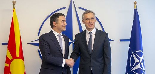 Makedonský ministr zahraničí Nikola Dimitrov (vlevo) společně s generálním tajemníkem Severoatlantické aliance (NATO) Jensem Stoltenbergem.