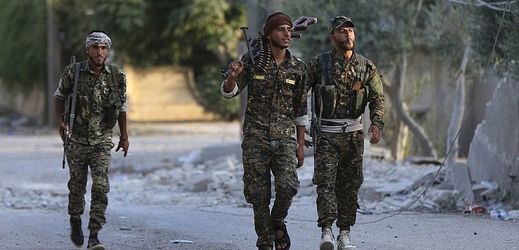 Bojovníci arabských a kurdských jednotek SDF.