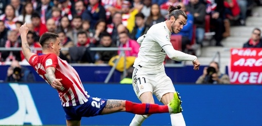Madridské derby ve španělské lize zvládli fotbalisté Realu a po dnešní výhře 3:1 nad Atléticem sesadili městského rivala.