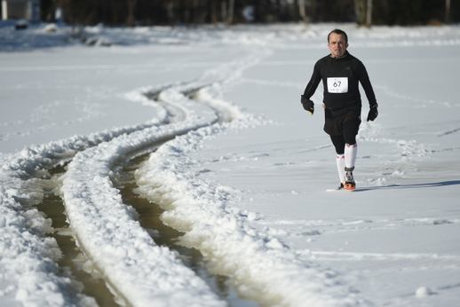 Sníh i bortící led. Maratonci běhali po zamrzlém Lipnu.