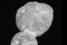 Planetka Ultima Thule nejdřív připomínala sněhuláka, její tvar je ale značně zploštělý.
