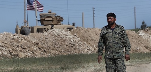 Uskupení arabských a kurdských jednotek zahájilo ofenzivu proti Islámskému státu.