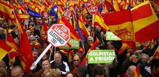 Demonstranti se sešli na hlavním náměstí Madridu Plaza de Colón.