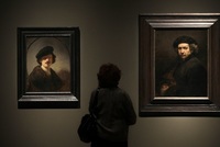 Návštěvnice clevelandské galerie pozoruje Rembrandtovy autoportréty.