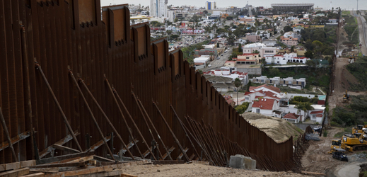 Stavba zdi na hranici Mexika a USA.