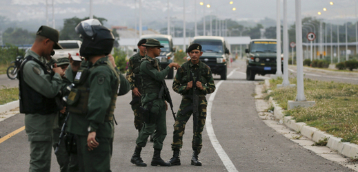 Venezuelská armáda blokující silnici na hranici Kolumbie a Venezuely.