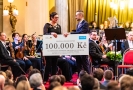 Ředitel festivalu Nikola Bojcev předává šek zástupkyni UNICEF ČR.