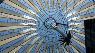 Skleněná kupole supermoderního komplexu Sony Center Berlin.