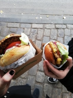 Vegetariánské burgery z Burgermeisteru.