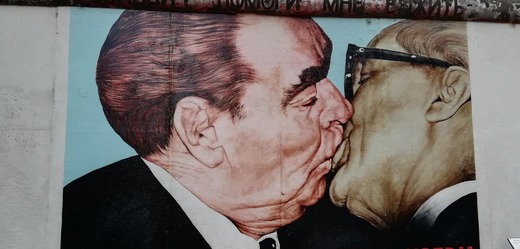 Brežněvův berlínský polibek.