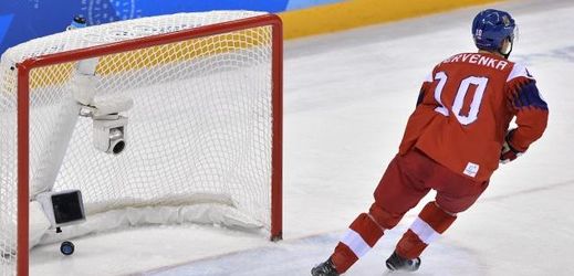Roman Červenka střílí gól na zimních olympijských hrách v Pchjongčchangu.