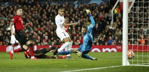 Kylian Mbappé překonává Davida De Geu v brance Manchesteru United.