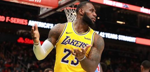 Lakers si prohrou s Atlantou komplikují cestu za play-off.