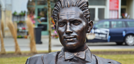 Bronzová socha básníka Jiřího Wolkera sedícího na lavičce byla 28. března 2018 slavnostně odhalena na náměstí T.G. Masaryka v centru Prostějova.