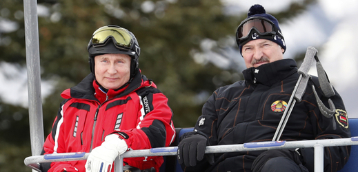 Vladimir Putin a Alexandr Lukašenko společně na lanovce.