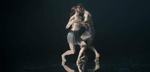 Choreograf Benjamin Betrand v uhrančivém představení Rafales zkoumá stabilitu a rytmus dvou těl ve vibracích zvukových vln, napětí svalů i tření kůže o kůži.