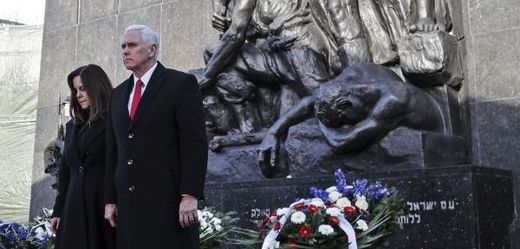 Americký viceprezident Mike Pence před pomníkem povstání ve varšavském ghettu.