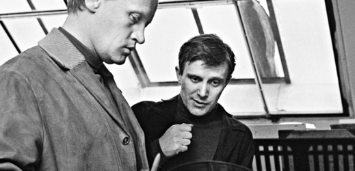 Jiří Suchý a Jiří Šlitr (vlevo) diskutují nad gramofonovou deskou ve Šlitrově ateliéru na pražských Vinohradech, 1965.
