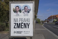 Lukáš Dohnal (na billboardu vlevo) by se měl stát novým starostou Prahy 11.