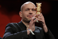Nadav Lapid převzal cenu za film Synonyma.